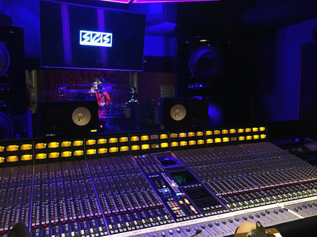 Rekaman Dua Single di California